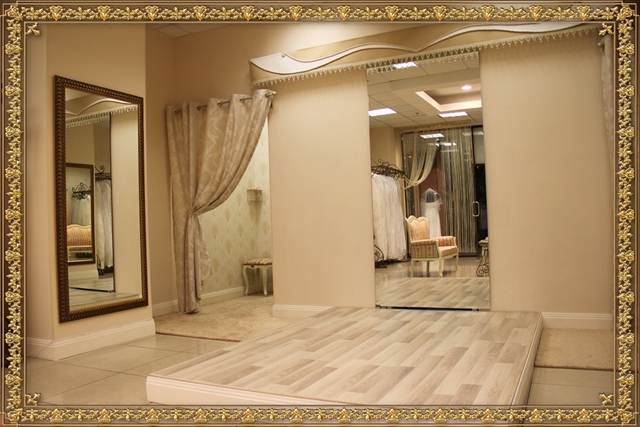 Продается действующий свадебный салон (www.salon-la-provence.ru). Расположен в Торговом Центре уровня В+, район с высокой покупательной способностью