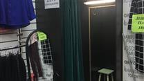 На продажу выставлен магазин женской одежды.