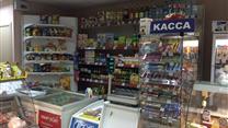 Магазин продуктов на первой линии в большом жилом массиве