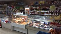 Магазин продуктов на первой линии в большом жилом массиве