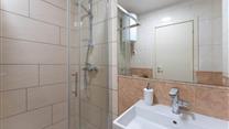 Апартаменты на продажу в здании на берегу моря в Новиграде