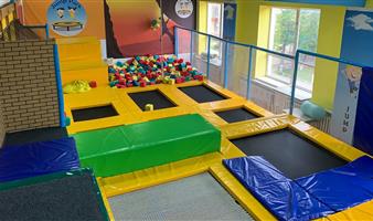 Спортивно-развлекательный парк с батутами